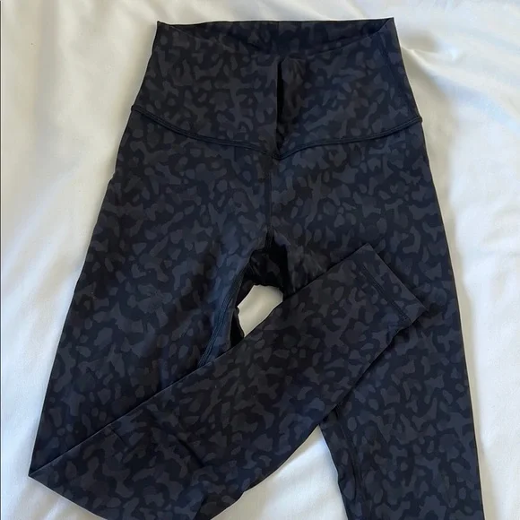 Women’s size 4 Lululemon Leggings - Picture 1 of 4